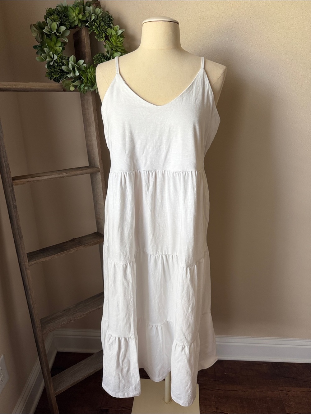 โจNWT Old Navy spaghetti strap tiered midi dress in white - Picture 2 of 8